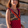 Vestido Prana maxi seda sari reciclado bordô, bege e preto padrão floral fenda lateral borlas Raja Pura - vista retrato frente