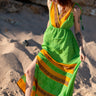 Vestido Prana maxi seda sari reciclado verde fenda lateral borlas Raja Pura - vista corpo inteiro frente