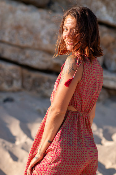 Vestido Prana maxi seda sari reciclado rosa padrão floral fenda lateral borlas Raja Pura - vista retrato lado