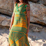Vestido Prana maxi seda sari reciclado verde e amarelo padrão floral fenda lateral borlas Raja Pura - vista corpo inteiro frente