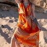 Vestido Prana maxi seda sari reciclado laranja padrão floral fenda lateral borlas Raja Pura - vista corpo inteiro frente