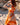 Vestido Prana maxi seda sari reciclado laranja padrão floral fenda lateral borlas Raja Pura - vista retrato lado