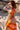 Vestido Prana maxi seda sari reciclado laranja padrão floral fenda lateral borlas Raja Pura - vista retrato lado