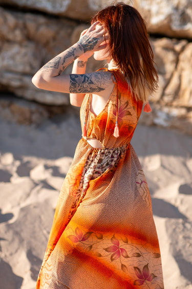 Vestido Prana maxi seda sari reciclado laranja padrão floral fenda lateral borlas Raja Pura - vista retrato lado