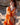 Vestido Prana maxi seda sari reciclado laranja padrão floral fenda lateral borlas Raja Pura - vista retrato frente