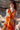 Vestido Prana maxi seda sari reciclado laranja padrão floral fenda lateral borlas Raja Pura - vista retrato frente