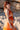 Vestido Prana maxi seda sari reciclado laranja padrão floral fenda lateral borlas Raja Pura - vista retrato lado