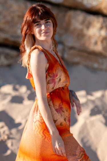 Vestido Prana maxi seda sari reciclado laranja padrão floral fenda lateral borlas Raja Pura - vista retrato lado