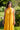 Vestido Priya maxi étnico cor amarelo algodão gola enrolada Raja Pura - vista retrato frente