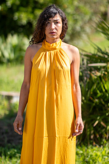 Vestido Priya maxi étnico cor amarelo algodão gola enrolada Raja Pura - vista retrato frente