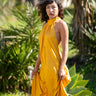 Vestido Priya maxi étnico cor amarelo algodão gola enrolada Raja Pura - vista corpo inteiro lado