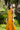 Vestido Priya maxi étnico cor amarelo algodão gola enrolada Raja Pura - vista corpo inteiro lado