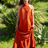 Vestido Priya maxi étnico cor terracota algodão gola enrolada Raja Pura - vista corpo inteiro frente