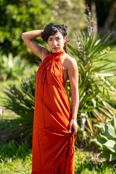 Vestido Priya maxi étnico cor terracota algodão gola enrolada Raja Pura - vista retrato 3/4