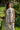 Vestido Priya maxi étnico padrão tropical algodão gola enrolada Raja Pura - vista retrato frente