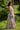 Vestido Priya maxi étnico padrão tropical algodão gola enrolada Raja Pura - vista corpo inteiro lado