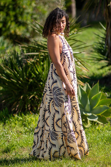 Vestido Priya maxi étnico padrão tropical algodão gola enrolada Raja Pura - vista corpo inteiro lado