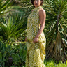 Vestido Priya maxi étnico padrão verde algodão gola enrolada Raja Pura - vista corpo inteiro lado