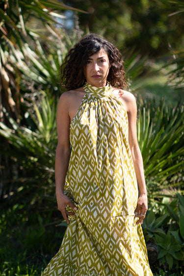 Vestido Priya maxi étnico padrão verde algodão gola enrolada Raja Pura - vista retrato frente