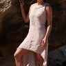 Vestido Ravi 2.0 étnico algodão areia assimétrico textura rústica franjas Raja Pura - vista frente corpo inteiro