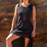 Vestido Ravi 2.0 étnico algodão preto assimétrico textura rústica franjas Raja Pura - vista frente corpo inteiro