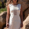 Vestido Ravi 2.0 étnico algodão branco assimétrico textura rústica franjas Raja Pura - vista frente retrato