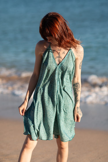 Vestido Shira curto seda sari reciclado menta alças finas saia fluída Raja Pura - vista retrato frente