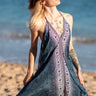 Vestido Shira curto seda sari reciclado azul acinzentado faixa branca alças finas saia fluída Raja Pura - vista retrato frente