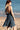 Vestido Shira curto seda sari reciclado azul acinzentado faixa branca alças finas saia fluída Raja Pura - vista retrato costas