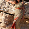 Vestido Sona maxi seda sari reciclado verde oliva dourado faixas terracota gola enrolada Raja Pura - vista frente