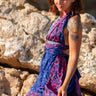 Vestido Sona maxi seda sari reciclado azul escuro e roxo gola enrolada Raja Pura - vista retrato lado