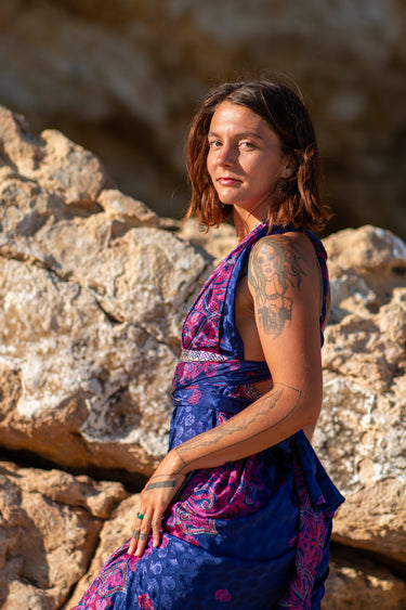 Vestido Sona maxi seda sari reciclado azul escuro e roxo gola enrolada Raja Pura - vista retrato lado