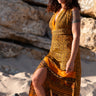Vestido Sona maxi seda sari reciclado amarelo torrado e preto faixas terracota gola enrolada Raja Pura - vista corpo inteiro 3/4