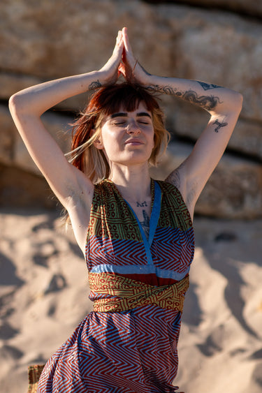 Vestido Sona maxi seda sari reciclado verde oliva, bordô e azul faixas terracota gola enrolada Raja Pura - vista retrato frente