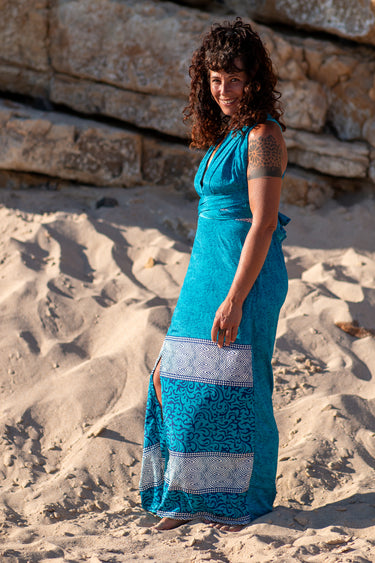 Vestido Sona maxi seda sari reciclado azul gola enrolada Raja Pura - vista corpo inteiro lado