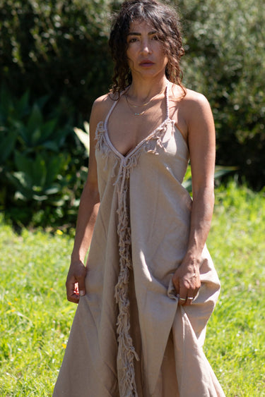 Vestido Tara maxi étnico algodão branco franjas artesanais tribal Raja Pura - vista retrato frente 3/4
