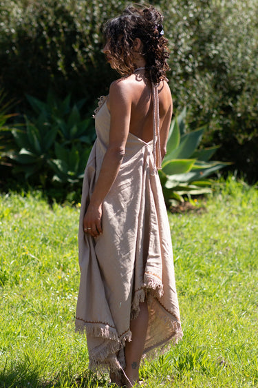 Vestido Tara maxi étnico algodão branco franjas artesanais tribal Raja Pura - vista corpo inteiro costas