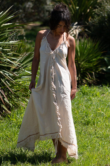 Vestido Tara maxi étnico algodão branco franjas artesanais tribal Raja Pura - vista corpo inteiro frente