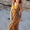 Vestido Tejas maxi seda sari reciclado laranja dourado padrão geométrico floral alças borlas fenda lateral Raja Pura - vista corpo inteiro frente
