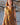 Vestido Tejas maxi seda sari reciclado laranja dourado padrão geométrico floral alças borlas fenda lateral Raja Pura - vista retrato frente