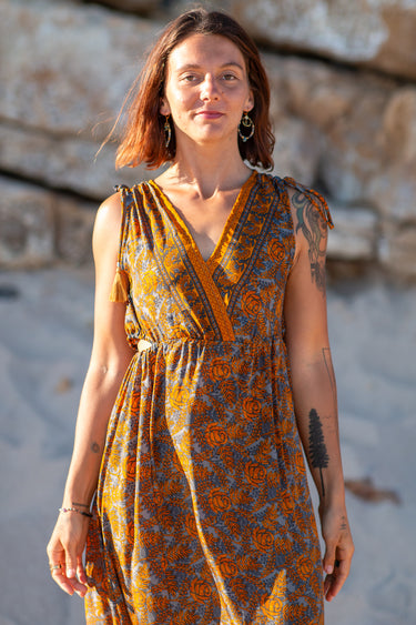 Vestido Tejas maxi seda sari reciclado laranja dourado padrão geométrico floral alças borlas fenda lateral Raja Pura - vista retrato frente