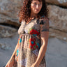 Vestido Tejas maxi seda sari reciclado bege multicolorido padrão geométrico floral alças borlas fenda lateral Raja Pura - vista retrato frente