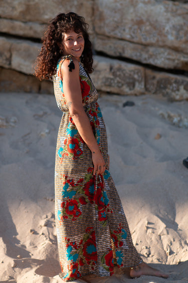 Vestido Tejas maxi seda sari reciclado bege multicolorido padrão geométrico floral alças borlas fenda lateral Raja Pura - vista corpo inteiro lado