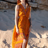 Vestido Tejas maxi seda sari reciclado laranja  padrão geométrico floral alças borlas fenda lateral Raja Pura - vista corpo inteiro frente