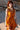 Vestido Tejas maxi seda sari reciclado laranja  padrão geométrico floral alças borlas fenda lateral Raja Pura - vista retrato frente
