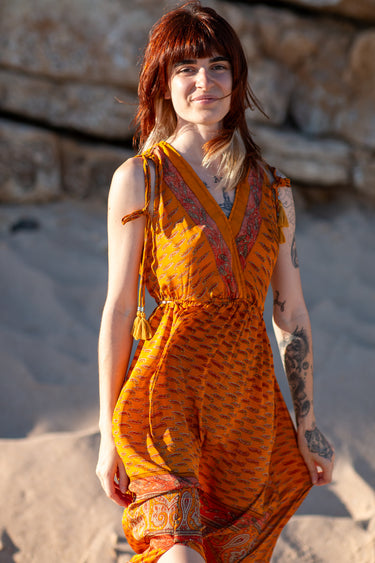 Vestido Tejas maxi seda sari reciclado laranja  padrão geométrico floral alças borlas fenda lateral Raja Pura - vista retrato frente