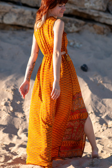 Vestido Tejas maxi seda sari reciclado laranja  padrão geométrico floral alças borlas fenda lateral Raja Pura - vista corpo inteiro costas