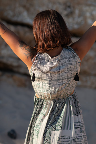 Vestido Tejas maxi seda sari reciclado branco e preto  padrão geométrico floral alças borlas fenda lateral Raja Pura - vista retrato costas