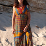 Vestido Tejas maxi seda sari reciclado multicolorido padrão geométrico floral alças borlas fenda lateral Raja Pura - vista corpo inteiro frente
