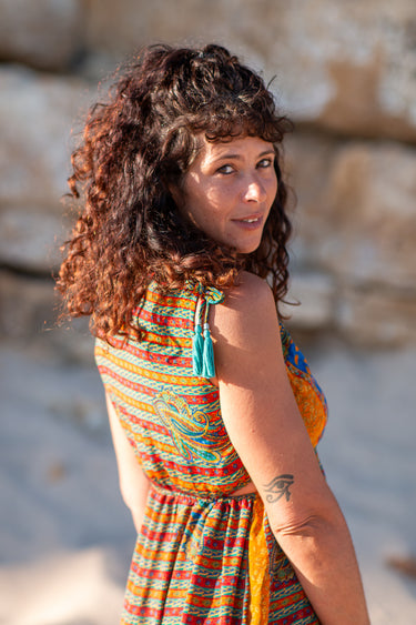 Vestido Tejas maxi seda sari reciclado multicolorido padrão geométrico floral alças borlas fenda lateral Raja Pura - vista retrato costas